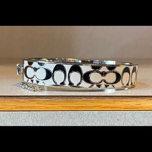 💥COACH  “C” OVAL HINGED BANGLE - RETIRED!💥